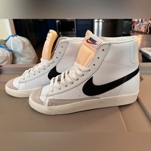 Nike Blazer high top sneaker men’s 9.5/ Women’s 11